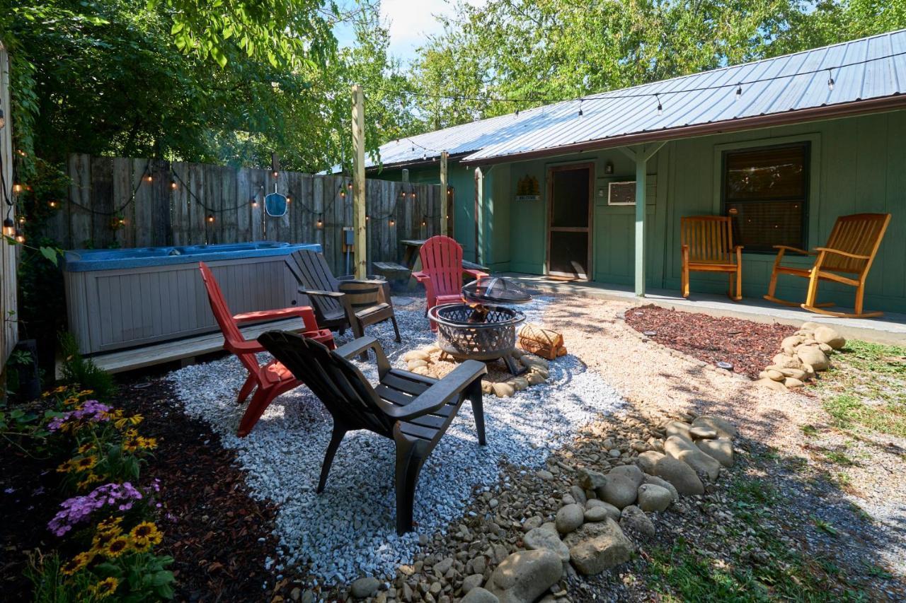 Steps From Downtown Pigeon Forge Parkway + Private Hottub And Firepit - Wifi - Firefly Bungalows Exterior foto