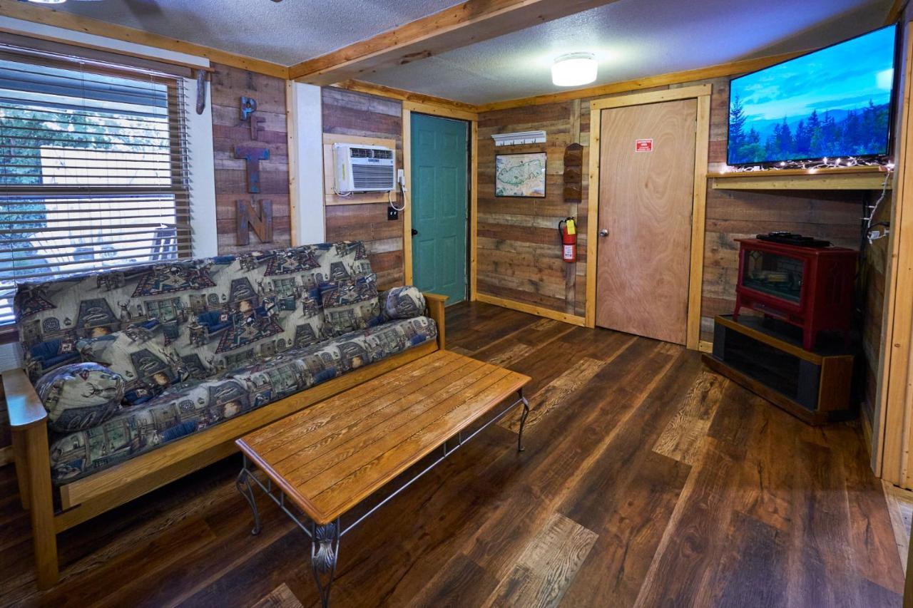 Steps From Downtown Pigeon Forge Parkway + Private Hottub And Firepit - Wifi - Firefly Bungalows Exterior foto