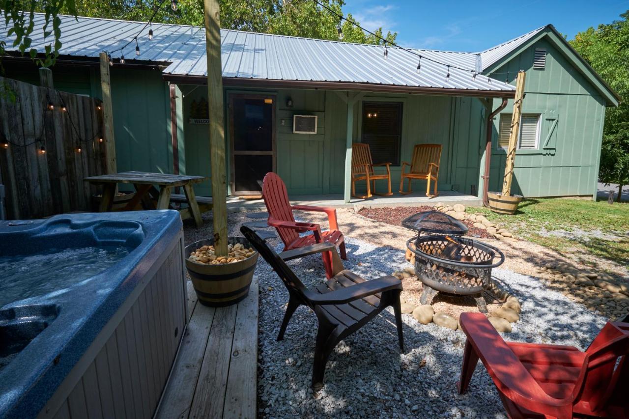 Steps From Downtown Pigeon Forge Parkway + Private Hottub And Firepit - Wifi - Firefly Bungalows Exterior foto