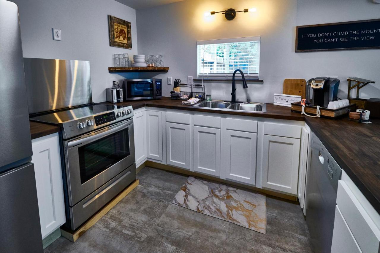 Steps From Downtown Pigeon Forge Parkway + Private Hottub And Firepit - Wifi - Firefly Bungalows Exterior foto