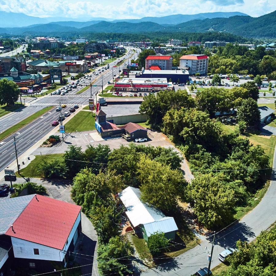 Steps From Downtown Pigeon Forge Parkway + Private Hottub And Firepit - Wifi - Firefly Bungalows Exterior foto