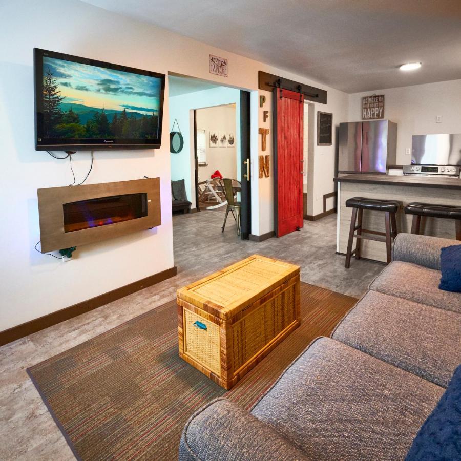 Steps From Downtown Pigeon Forge Parkway + Private Hottub And Firepit - Wifi - Firefly Bungalows Exterior foto
