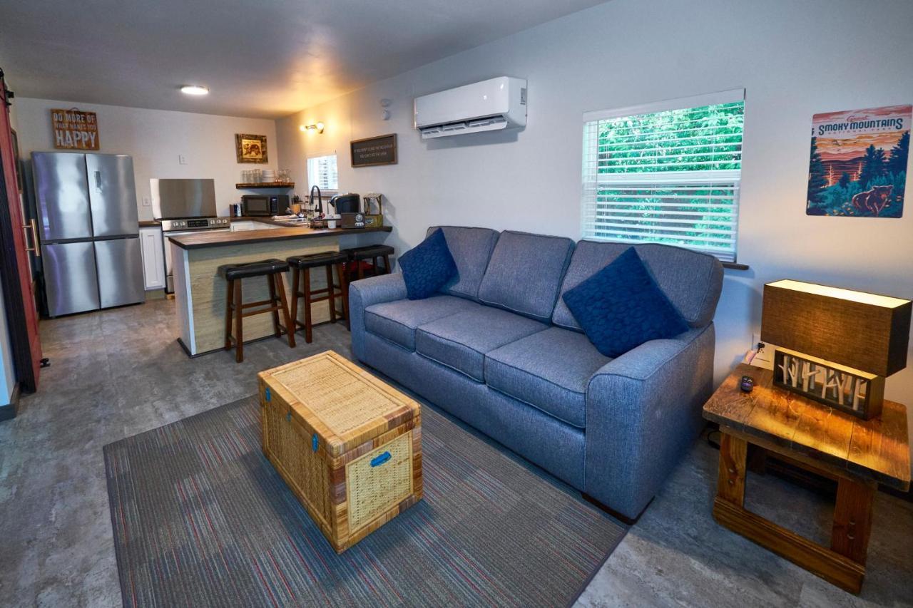 Steps From Downtown Pigeon Forge Parkway + Private Hottub And Firepit - Wifi - Firefly Bungalows Exterior foto