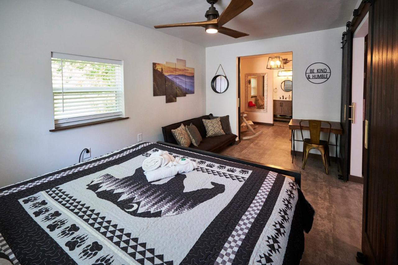 Steps From Downtown Pigeon Forge Parkway + Private Hottub And Firepit - Wifi - Firefly Bungalows Exterior foto