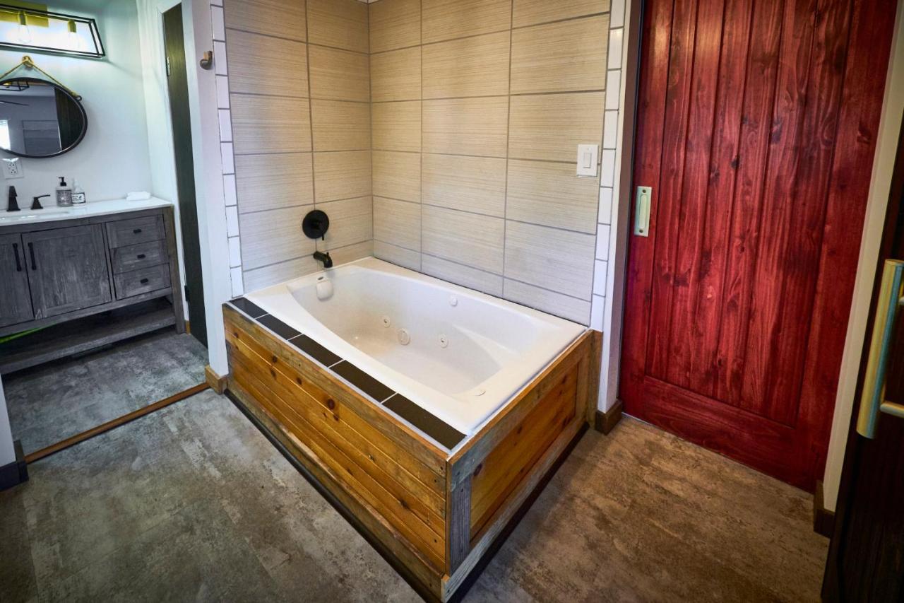 Steps From Downtown Pigeon Forge Parkway + Private Hottub And Firepit - Wifi - Firefly Bungalows Exterior foto