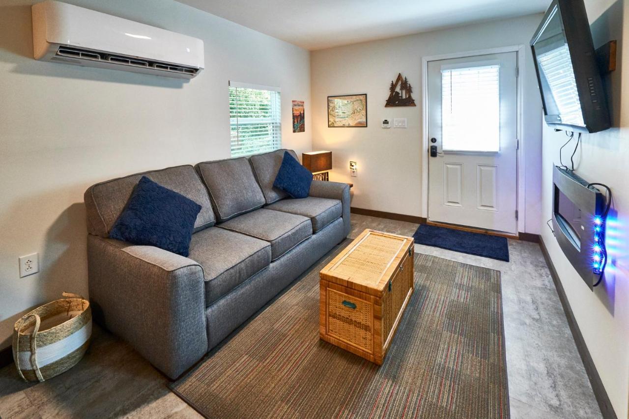 Steps From Downtown Pigeon Forge Parkway + Private Hottub And Firepit - Wifi - Firefly Bungalows Exterior foto