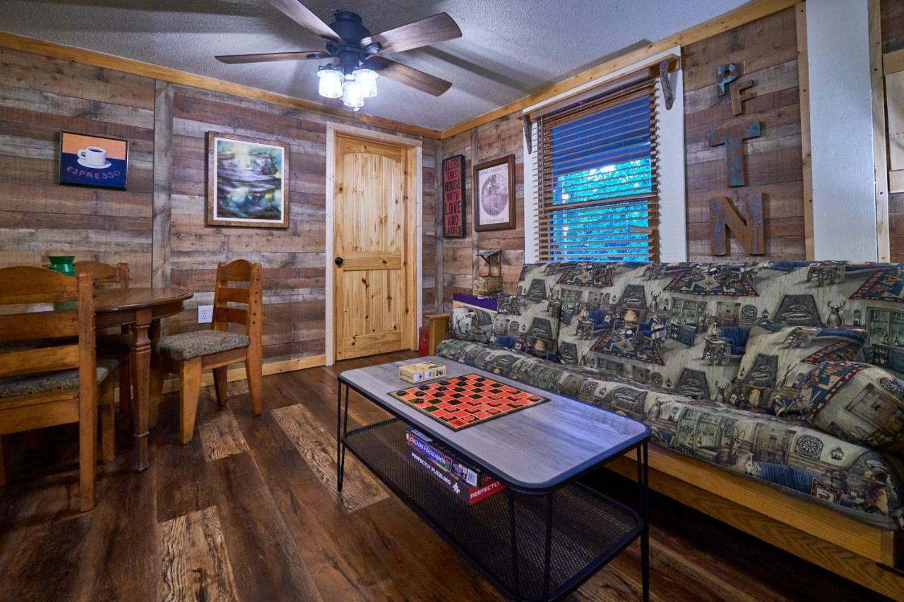 Steps From Downtown Pigeon Forge Parkway + Private Hottub And Firepit - Wifi - Firefly Bungalows Exterior foto